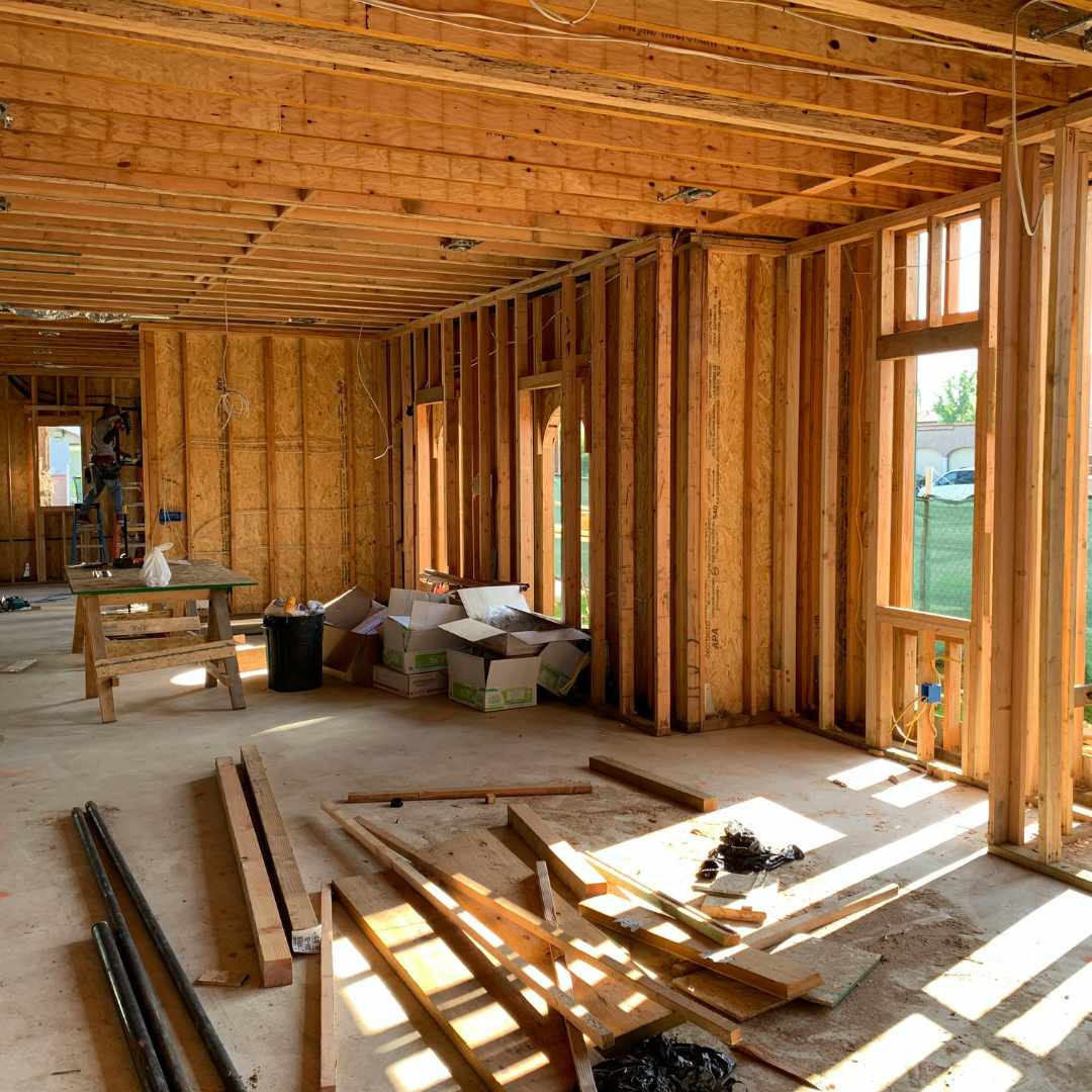 Indvendigt billede af et hus under opførelse med trækonstruktion og byggematerialer – et visuelt eksempel i forbindelse med spørgsmålet: hvor lang tid tager det at bygge et hus?